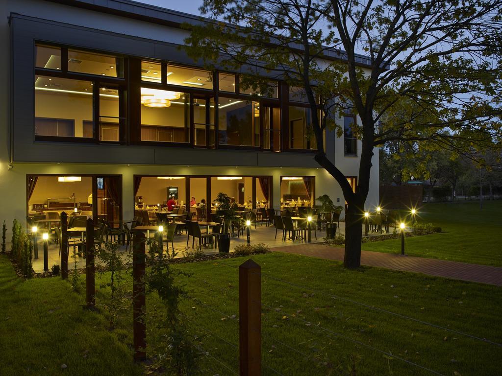 Barack Thermal Hotel And Spa Tiszakecske Ngoại thất bức ảnh